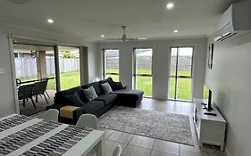 Beautiful 4 Bdr House - Sandstone Point, Bribie